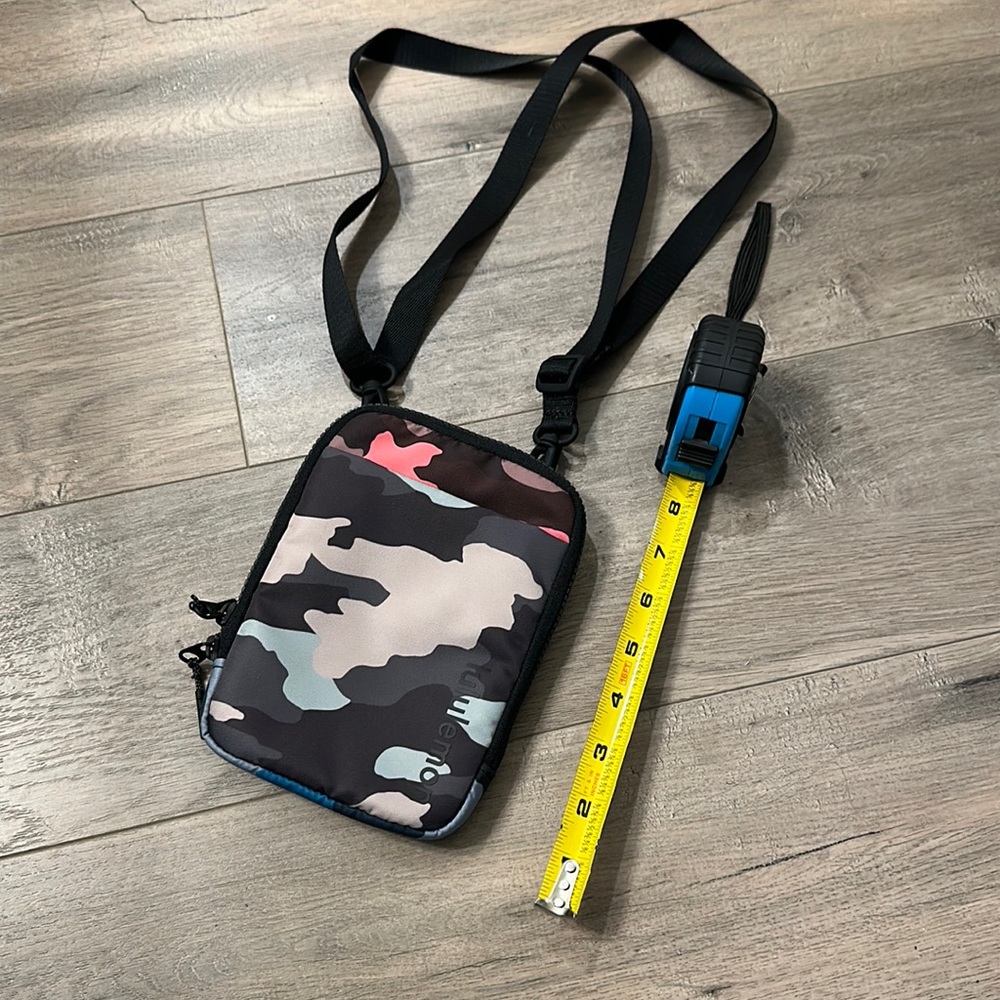 Lululemon: Easy access crossbody bag